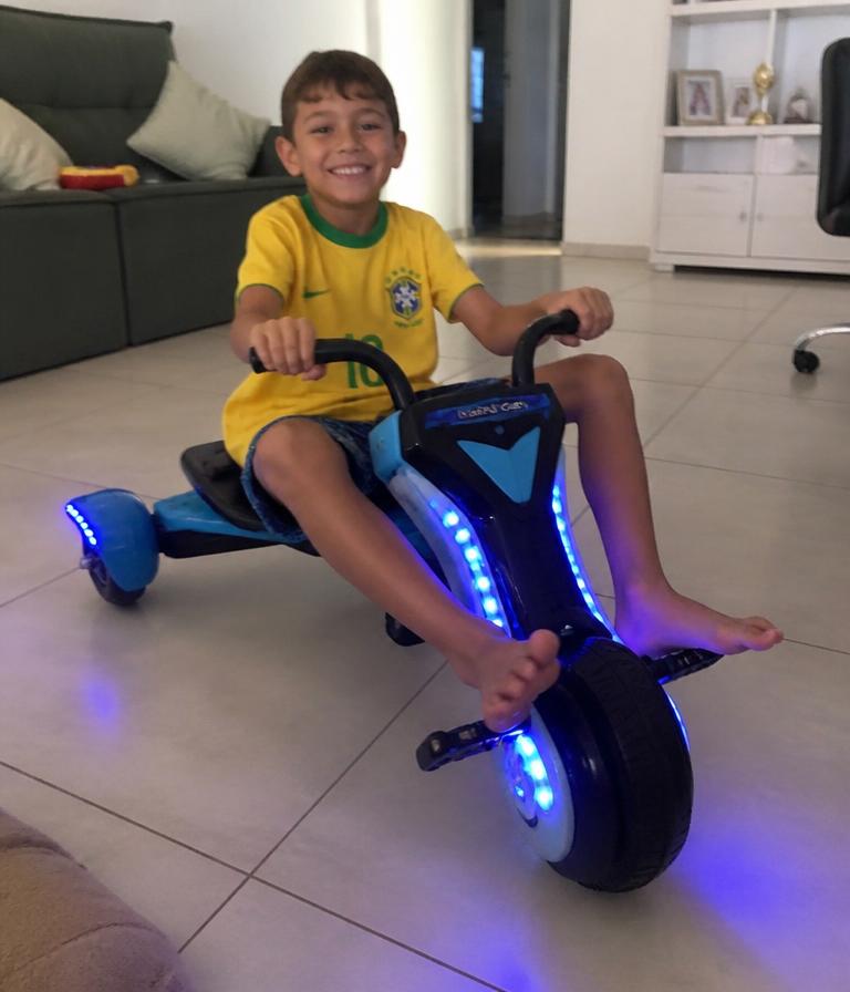 Cliente mirim com o patinete drift dentro de casa