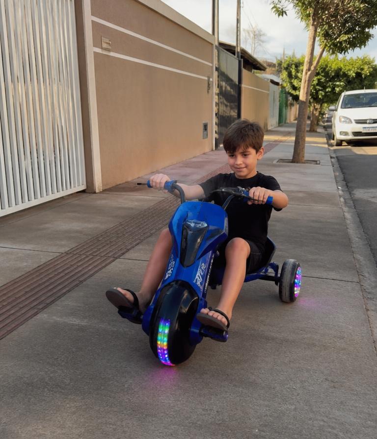 Cliente mirim andando de patinete drift na calçada